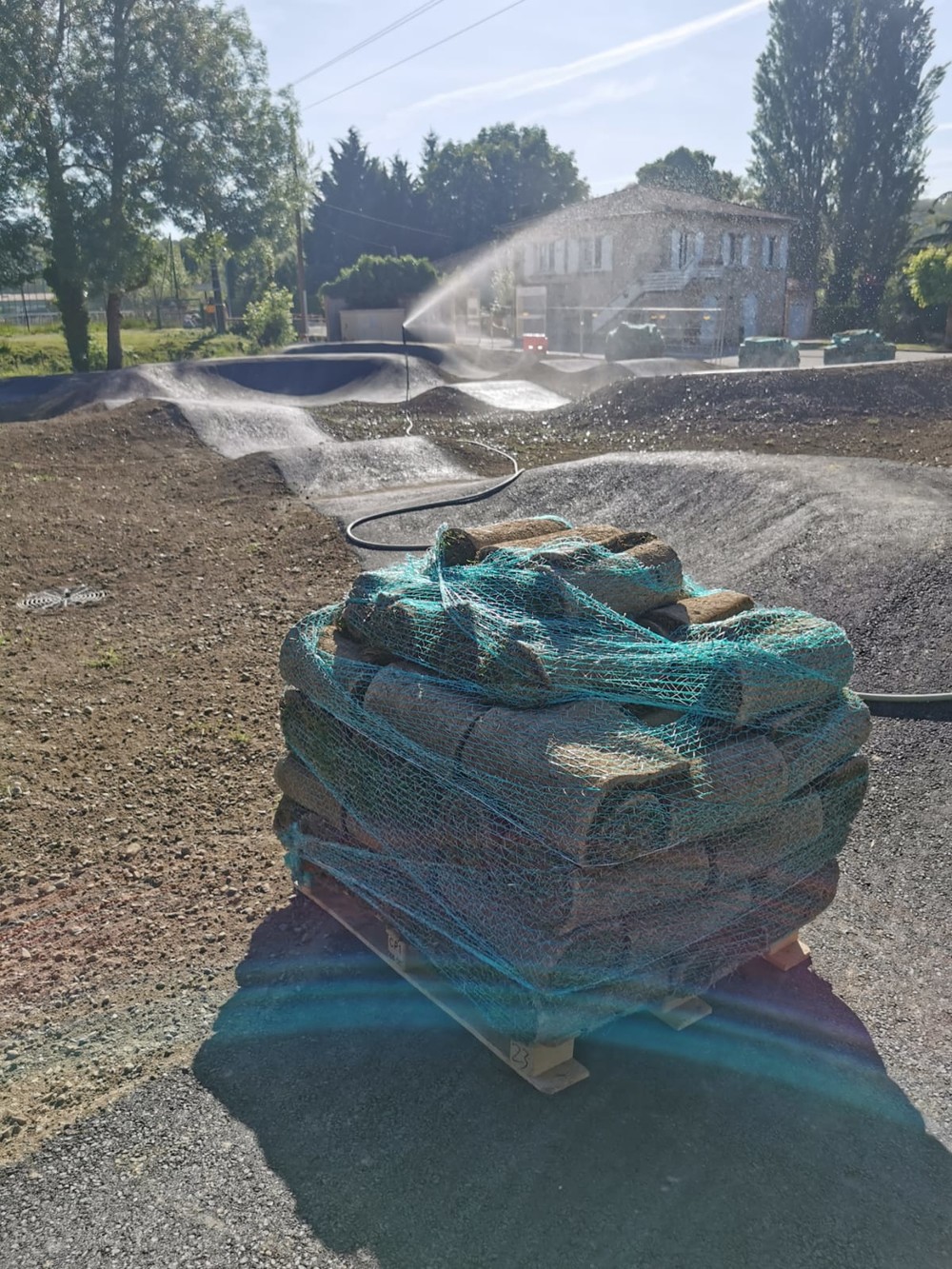 Pose de gazon en rouleau au Pump track de Saint-Gaudens a Sède
